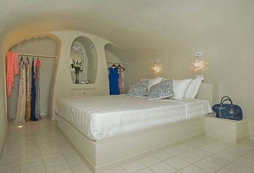 Luna Santorini Suites