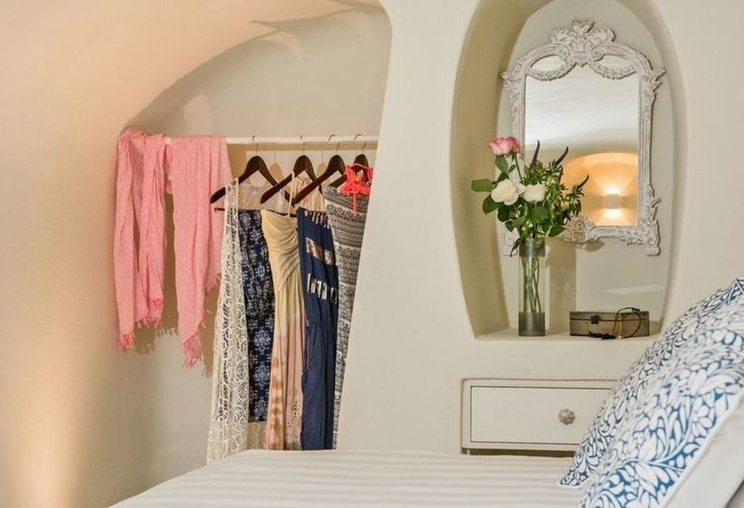 Luna Santorini Suites