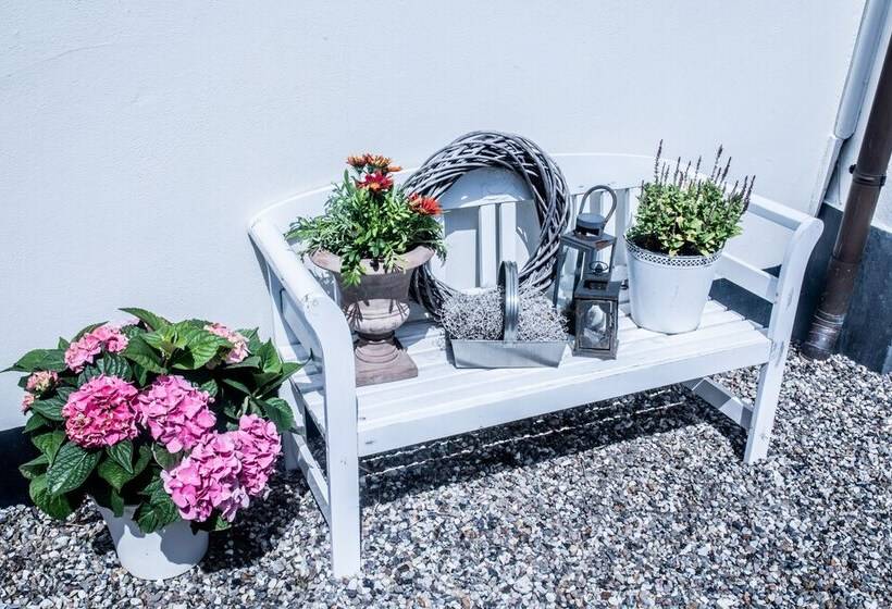 تختخواب و صبحانه Engholmbb