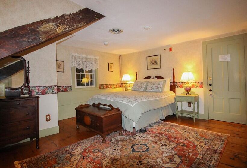 تختخواب و صبحانه The Nutmeg Inn