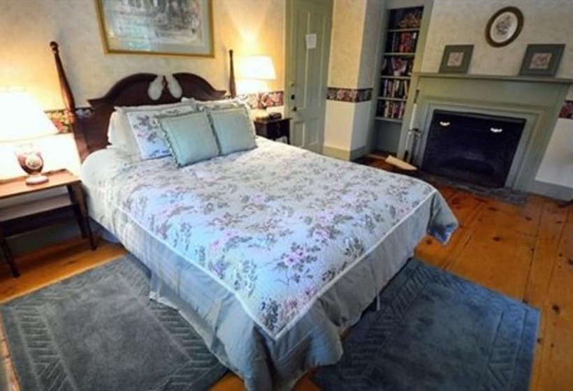 تختخواب و صبحانه The Nutmeg Inn