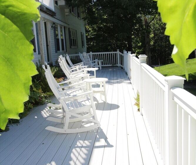 تختخواب و صبحانه The Nutmeg Inn