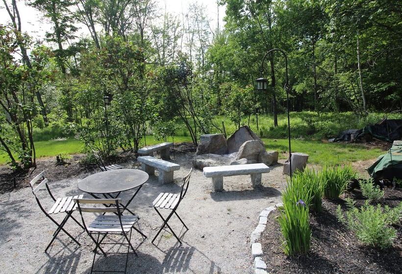 تختخواب و صبحانه The Nutmeg Inn