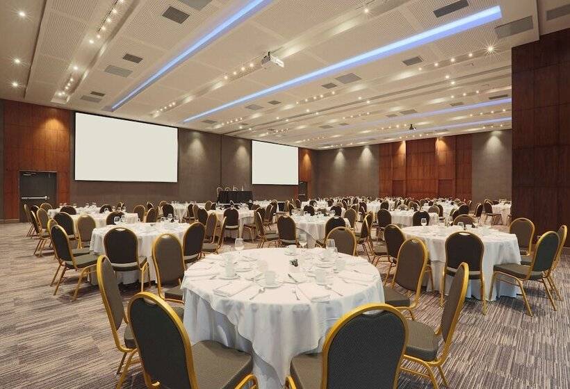 Отель Doubletree By Hilton Santiago Kennedy