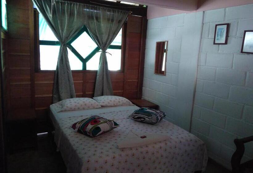 هتل Hostal Capurgana