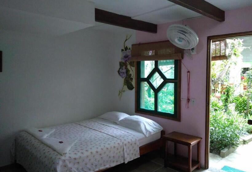 هتل Hostal Capurgana