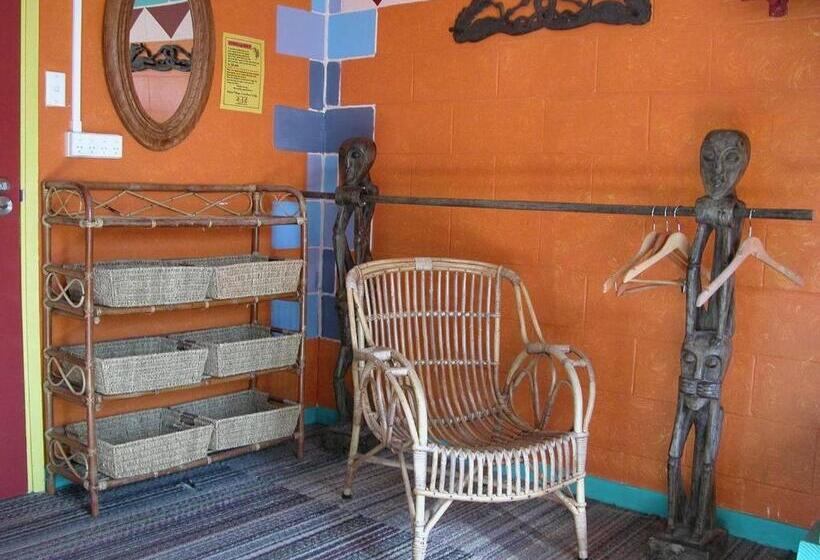 הוסטל Global Village Travellers Lodge