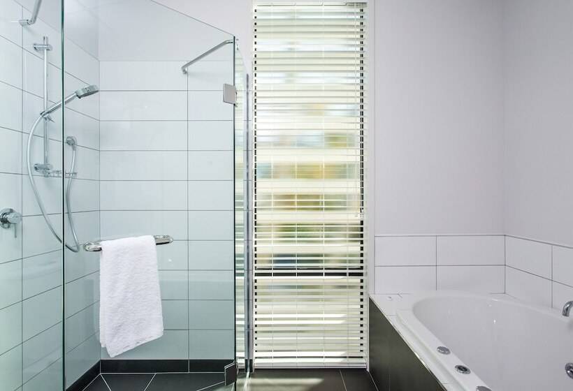 מוטל One88 On Commerce