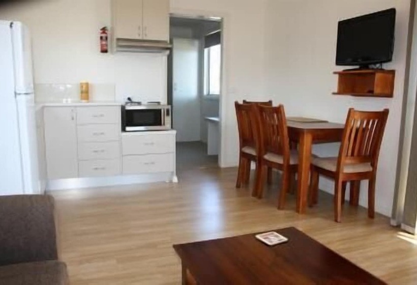 هتل Bay View Holiday Village