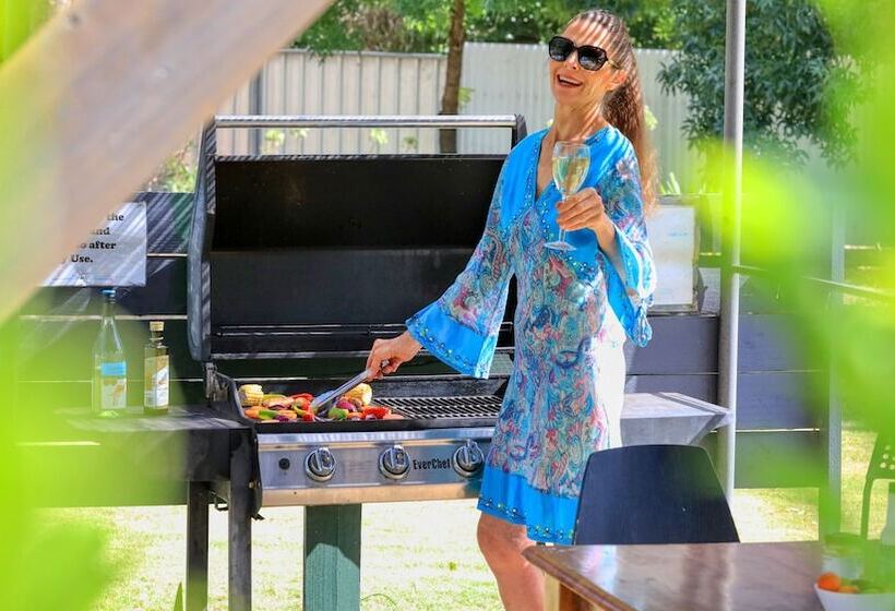 בית מלון כפרי Rose City Motor Inn