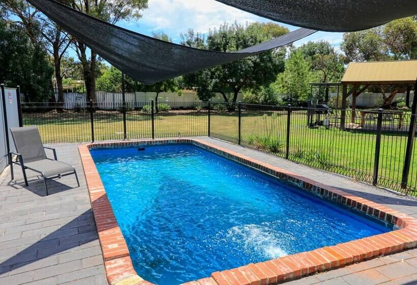 בית מלון כפרי Rose City Motor Inn