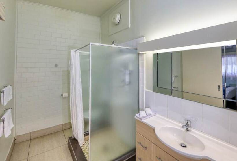 בית מלון כפרי Rose City Motor Inn