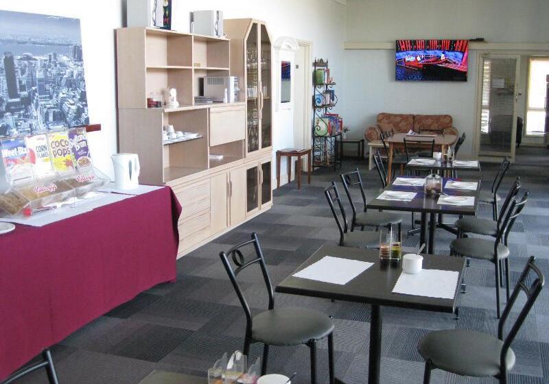 בית מלון כפרי Rose City Motor Inn