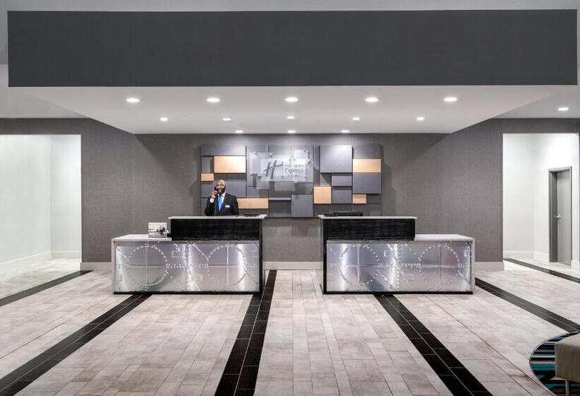 هتل Holiday Inn Express & Suites   Charlotte Airport, An Ihg