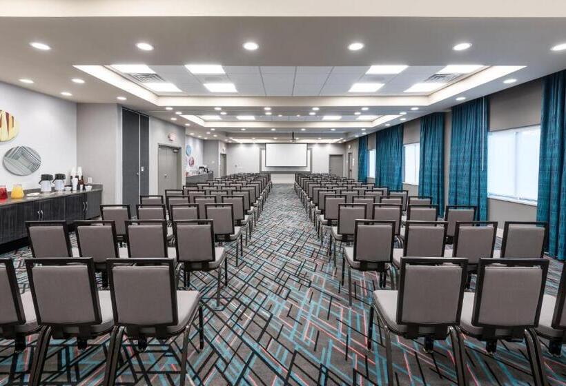 هتل Holiday Inn Express & Suites   Charlotte Airport, An Ihg