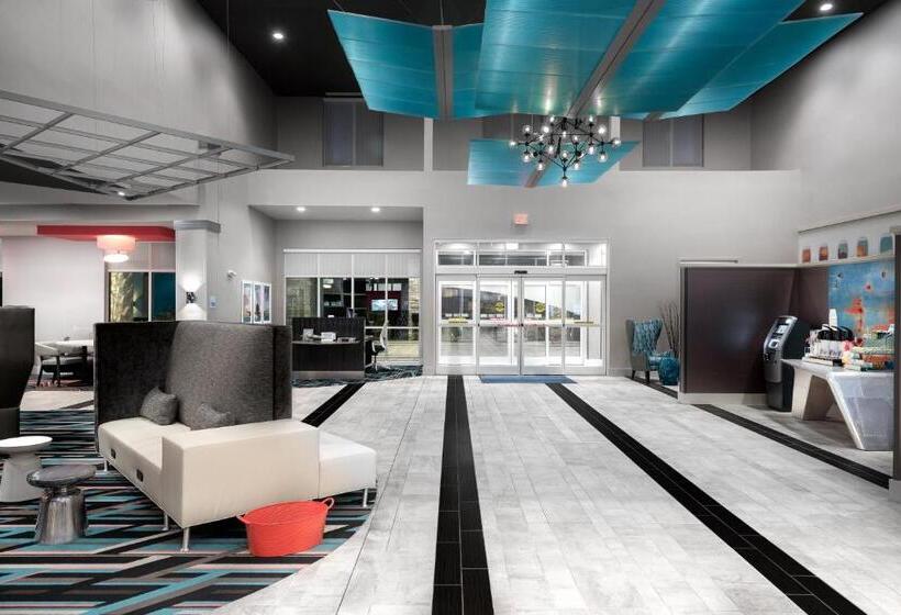 هتل Holiday Inn Express & Suites   Charlotte Airport, An Ihg