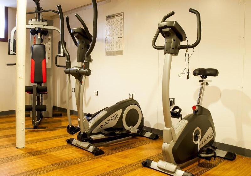 هاستل Botel Marina