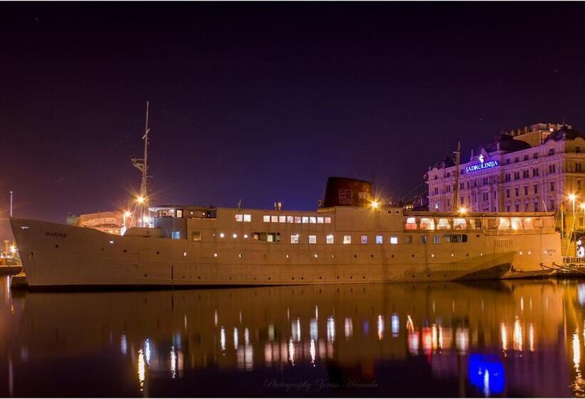 هاستل Botel Marina