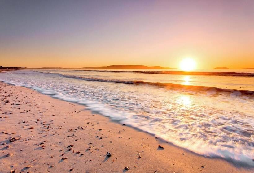 בית מלון כפרי Big4 Middleton Beach Holiday Park