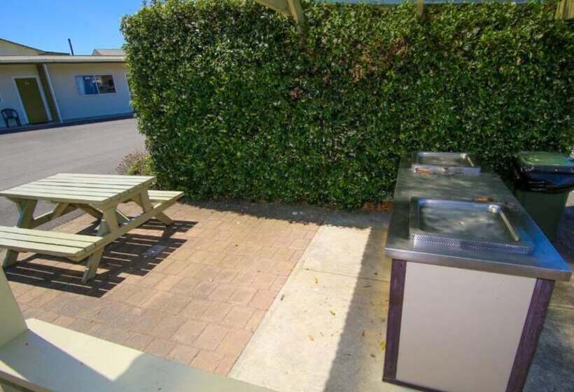 هتل Tāhuna Beach Holiday Park