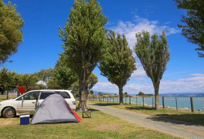 هتل Tāhuna Beach Holiday Park