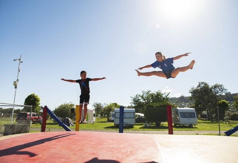 هتل Tāhuna Beach Holiday Park