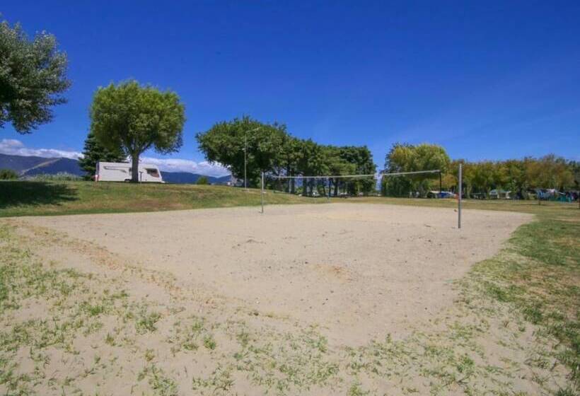 هتل Tāhuna Beach Holiday Park