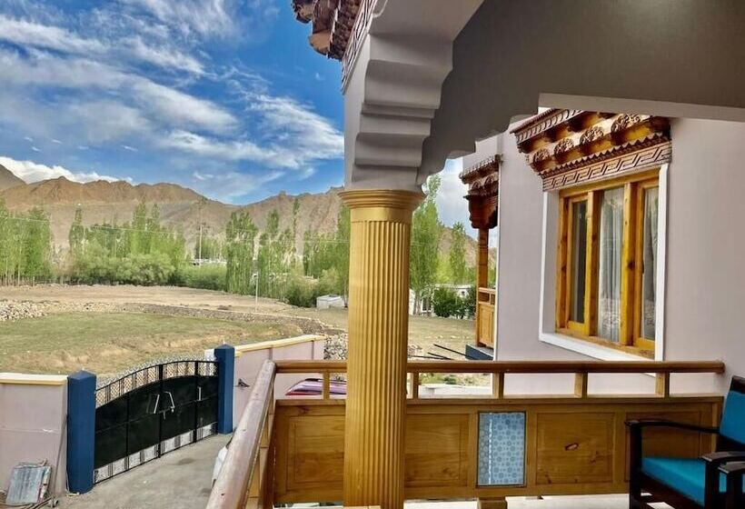 ホテル Bergo Residency   Leh