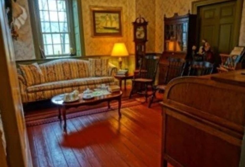 ベッドアンドブレックファースト Brownstone Colonial Inn