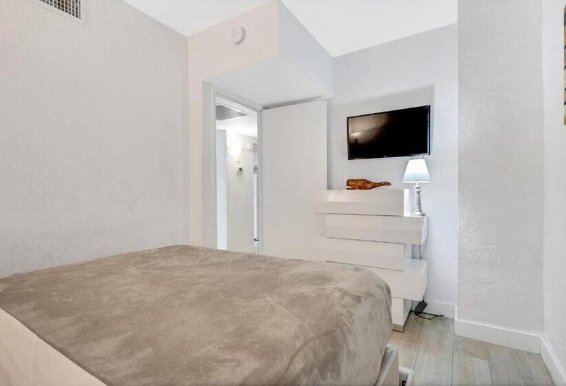 בית מלון כפרי Sunny Isles Ocean Reserve Condo Apartments