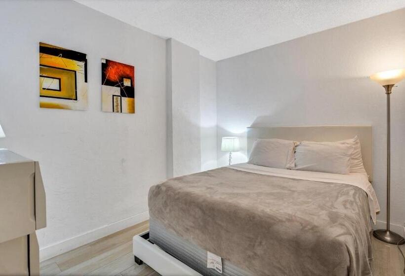 בית מלון כפרי Sunny Isles Ocean Reserve Condo Apartments