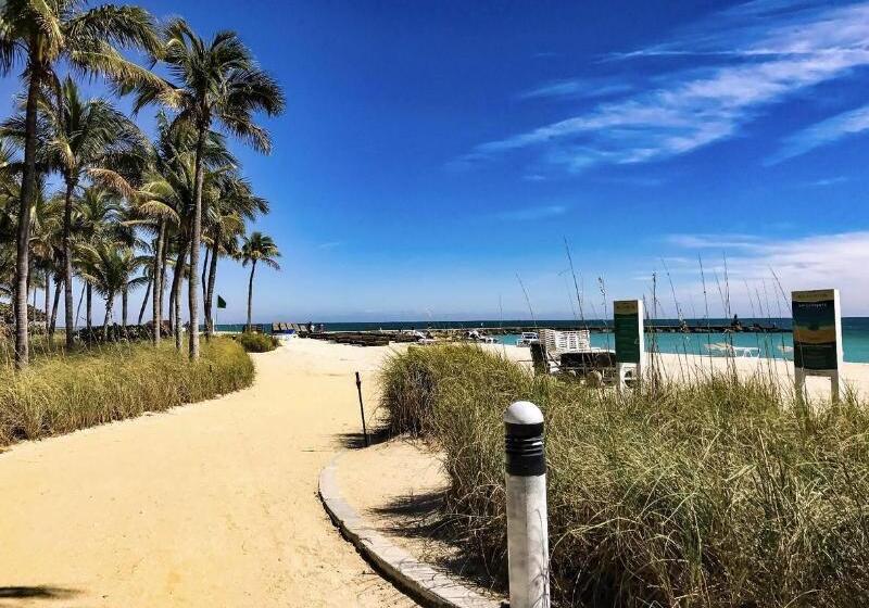 בית מלון כפרי Sunny Isles Ocean Reserve Condo Apartments