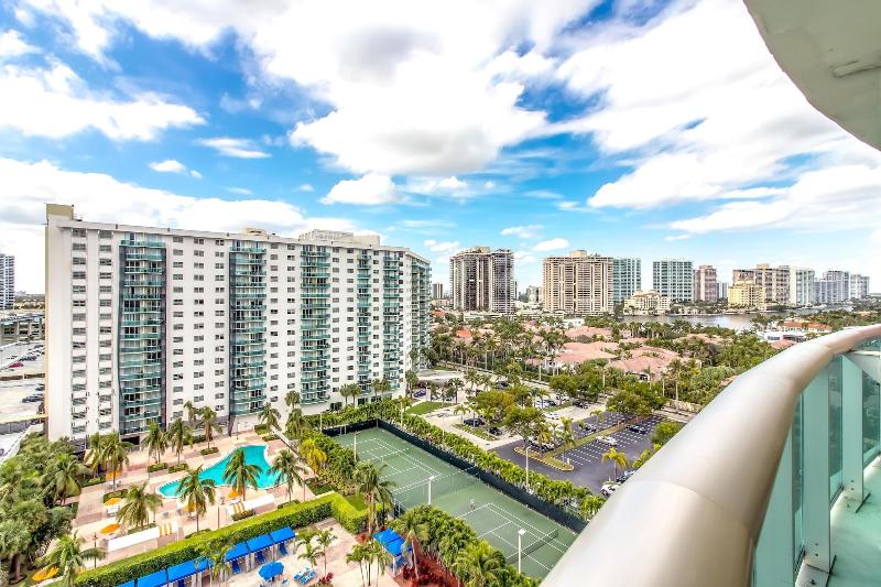 בית מלון כפרי Sunny Isles Ocean Reserve Condo Apartments