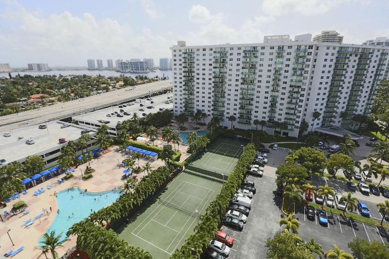 בית מלון כפרי Sunny Isles Ocean Reserve Condo Apartments