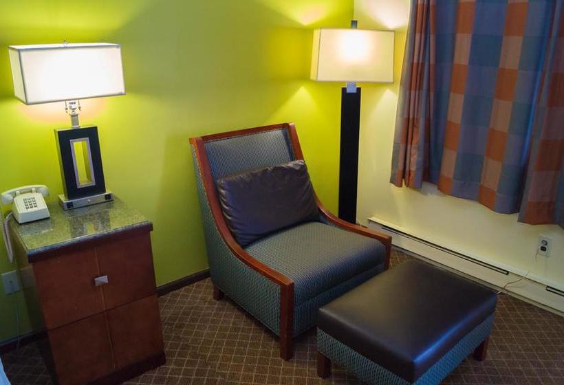 モーテル Sullivan Trail Inn & Suites
