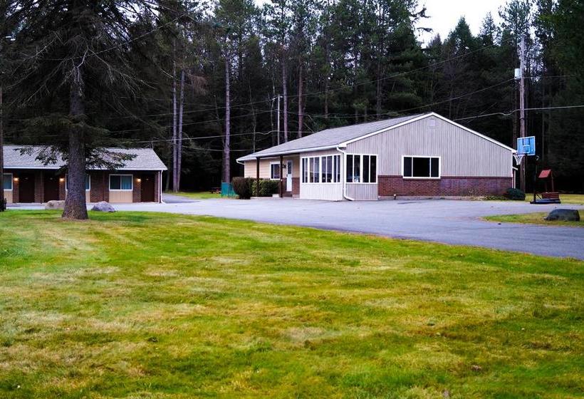 モーテル Sullivan Trail Inn & Suites