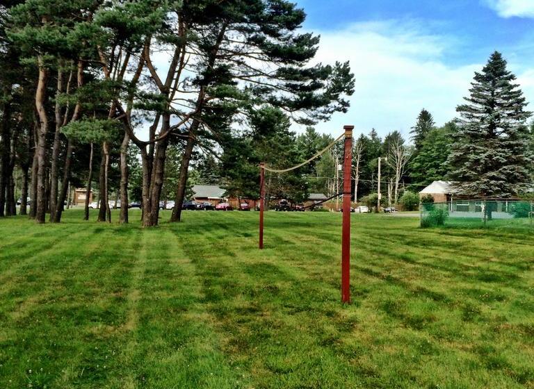 モーテル Sullivan Trail Inn & Suites