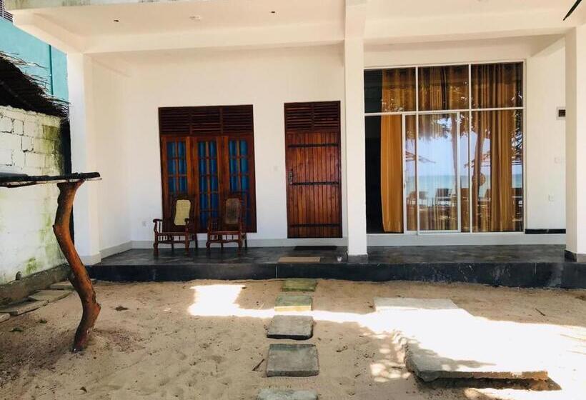 Pensione Catamaran Beach Home And Restaurant