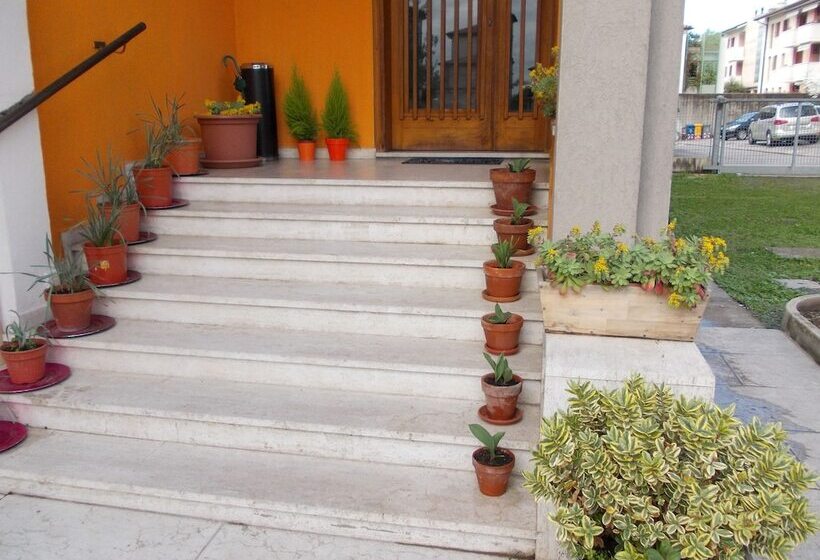 تختخواب و صبحانه Travellers Lodge Bed & Rooms