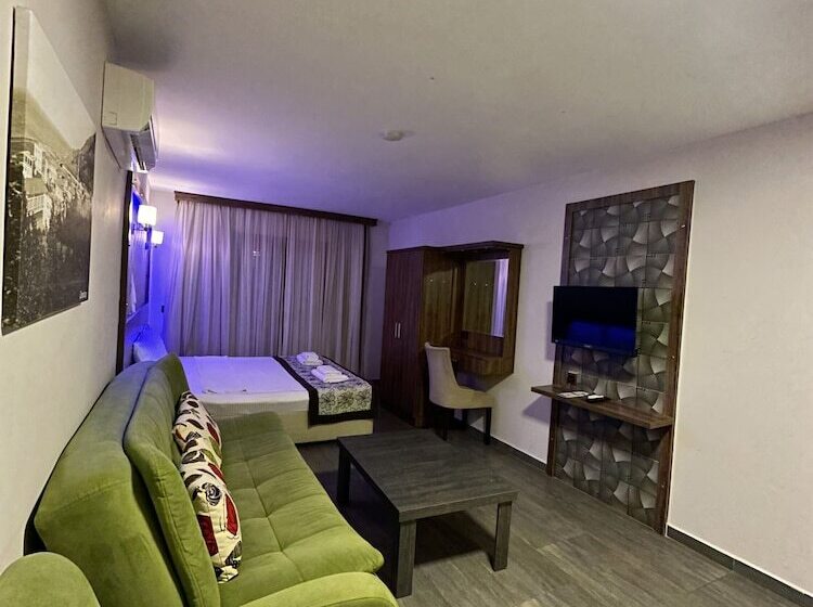 هتل Dolphin Apart &