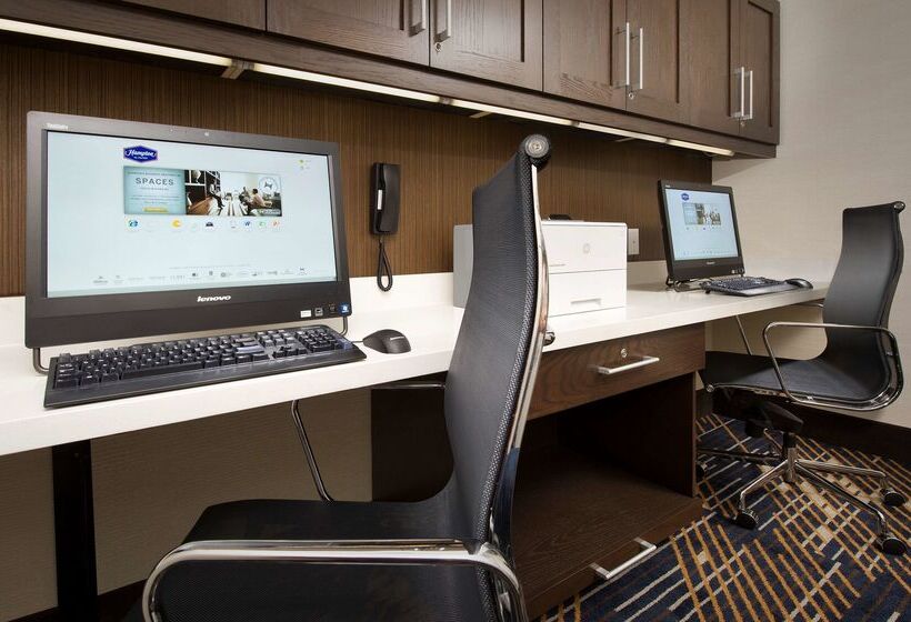 Отель Hampton Inn & Suites Falls Church