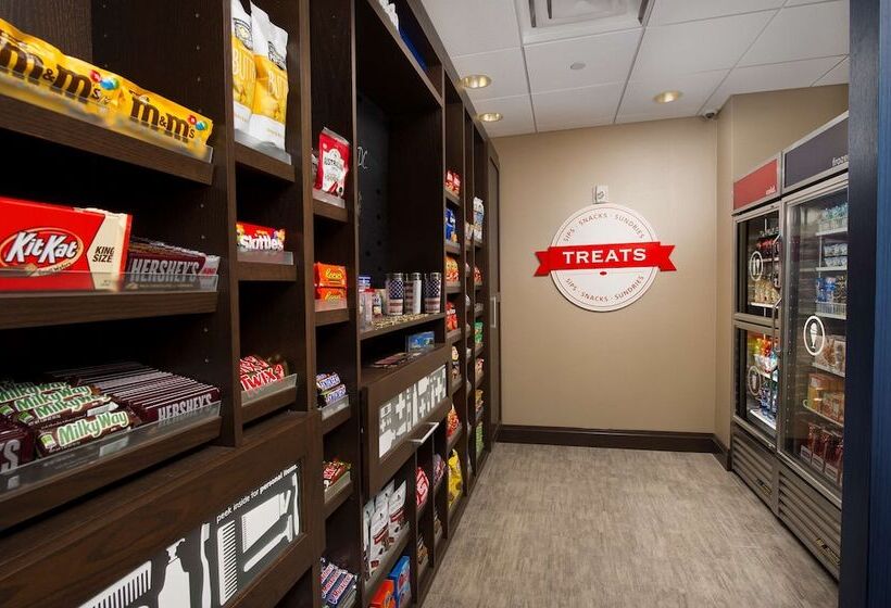 Отель Hampton Inn & Suites Falls Church