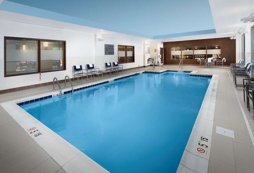 Отель Hampton Inn & Suites Falls Church