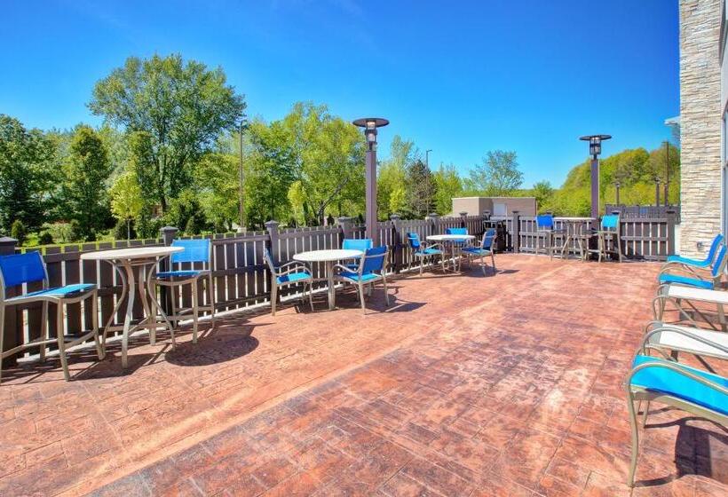 Отель Holiday Inn Express & Suites New Castle, An Ihg
