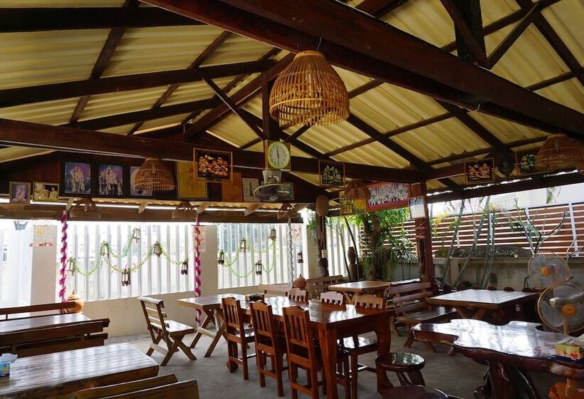פנסיון J & J Guesthouse