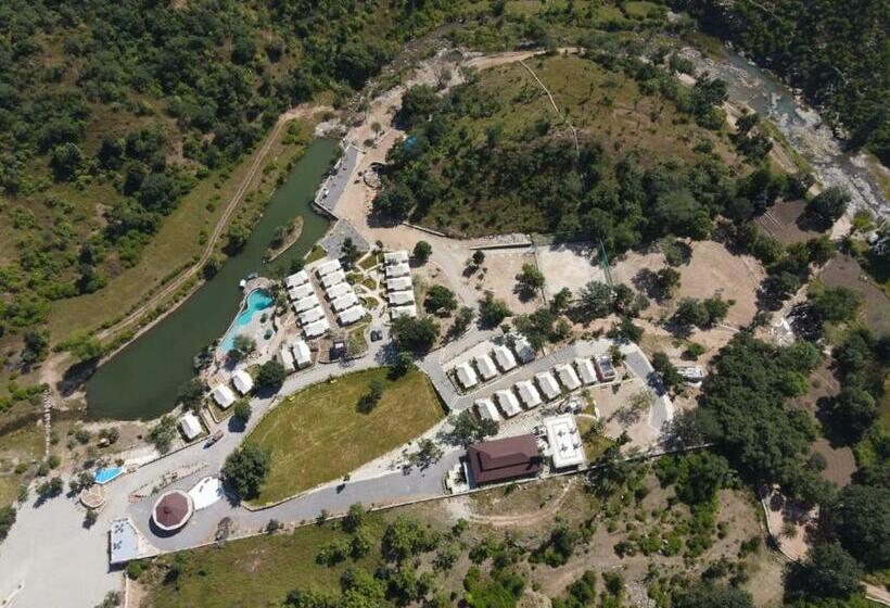 فندق Jungle Journey  A Lake Resort