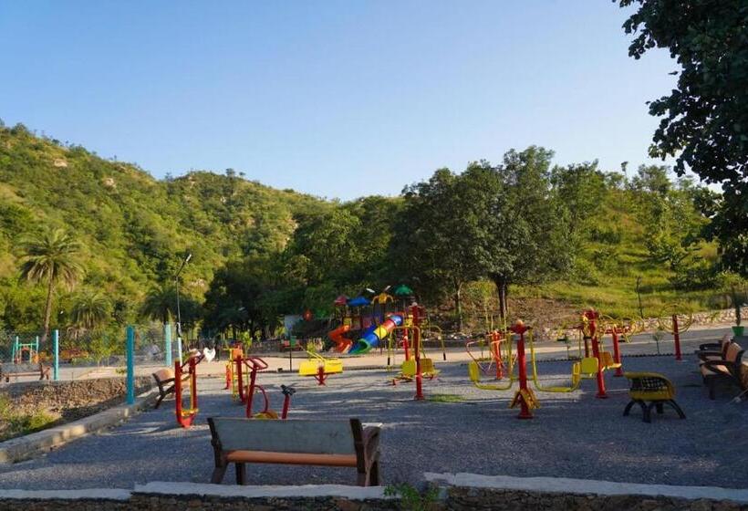 فندق Jungle Journey  A Lake Resort