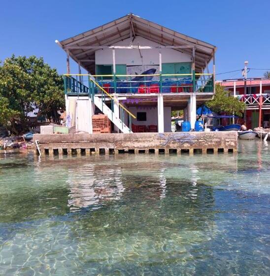 הוסטל Canadian House Mucura