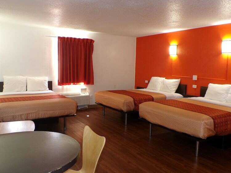 酒店 Regal 8 Inn & Suites