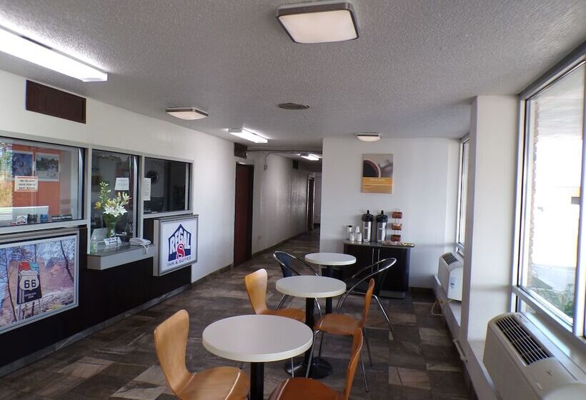 酒店 Regal 8 Inn & Suites